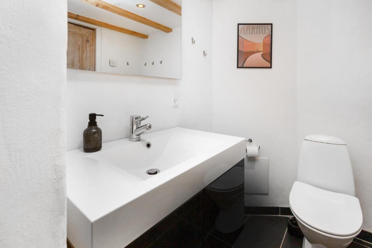 Moderne & Fuldt Udstyret Lejlighed M.Plads Til 4 Hojbjerg Bagian luar foto